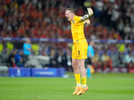 Anglický brankár Jordan Pickford sa raduje z gólu Cole Palmer sa raduje z gólu v zápase Španielsko - Anglicko vo finále EURO 2024 (ME vo futbale).
