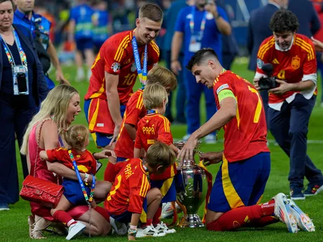 Kapitán Španielska Alvaro Morata oslavuje s rodinou výhru 2:1 po zápase Španielsko - Anglicko vo finále EURO 2024 (ME vo futbale).