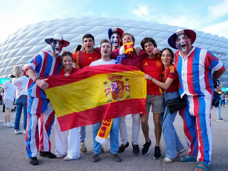Fanúšikovia pred zápasom Španielsko - Francúzsko v semifinále EURO 2024.