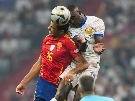 Randal Kolo Muani strieľa gól v zápase Španielsko - Francúzsko v semifinále EURO 2024.