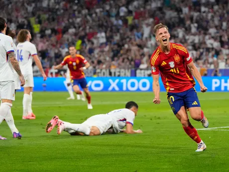 Dani Olmo oslavuje gól v zápase Španielsko - Francúzsko v semifinále EURO 2024.