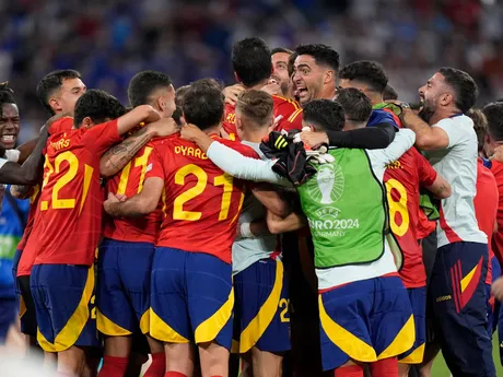 Španielski futbalisti sa tešia z postupu do finále na EURO 2024.
