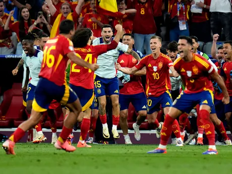 Španielski futbalisti sa tešia po postupe do finále EURO 2024.