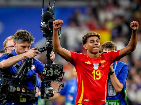 Lamine Yamal sa teší po triumfe v zápase Španielsko - Francúzsko na EURO 2024.