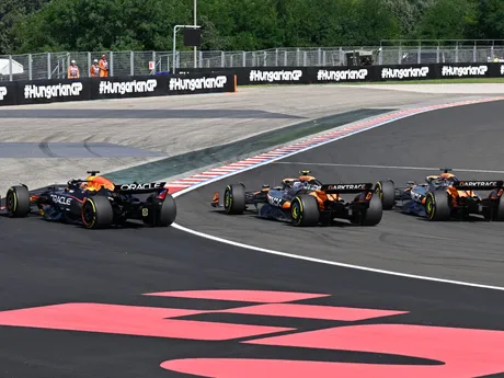 Max Verstappen v prvej zákrute po štarte na Veľkej cene Maďarska 2024.