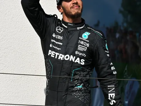 Lewis Hamilton oslavuje tretie miesto na Veľkej cene Maďarska 2024.