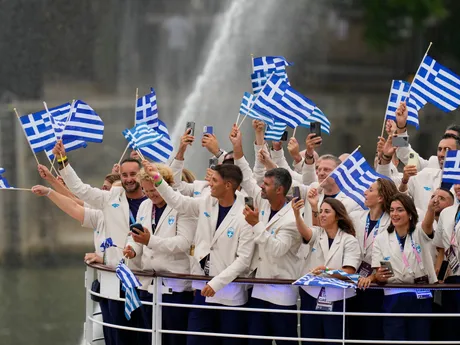 Grécky tím počas otváracieho ceremoniálu na OH v Paríži 2024. 