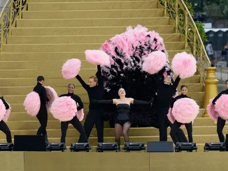 Lady Gaga počas otváracieho ceremoniálu na OH v Paríži 2024. 