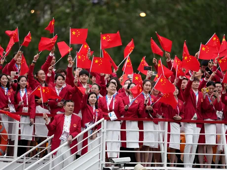 Čínsky tím počas otváracieho ceremoniálu na OH v Paríži 2024. 