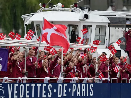 Dánsky tím počas otváracieho ceremoniálu na OH v Paríži 2024. 