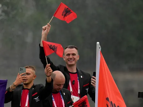Tím Albánska počas otváracieho ceremoniálu na OH v Paríži 2024. 