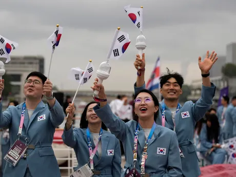 Juhokórejský tím počas otváracieho ceremoniálu na OH v Paríži 2024. 