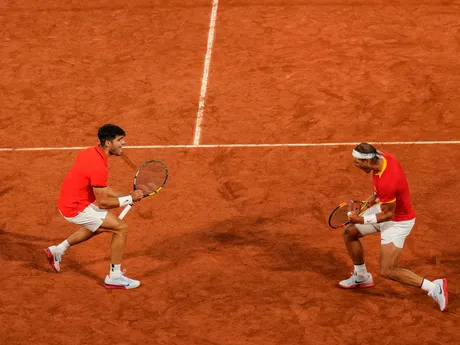 Španielski tenisti Carlos Alcaraz (vľavo) a Rafael Nadal.