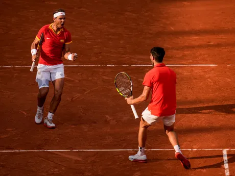 Carlos Alcaraz a Rafael Nadal na OH 2024 v Paríži. 