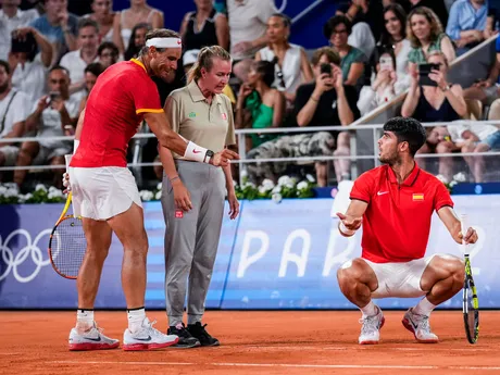 Španielski tenisti Rafael Nadal (vľavo) a Carloz Alcaraz nesúhlasia s verdiktom empajrovej rozhodkyne (uprostred) vo štvrťfinále mužskej štvorhry proti americkému páru Austin Krajicek Rajeev Ram na  olympijských hrách 2024 v Paríži.