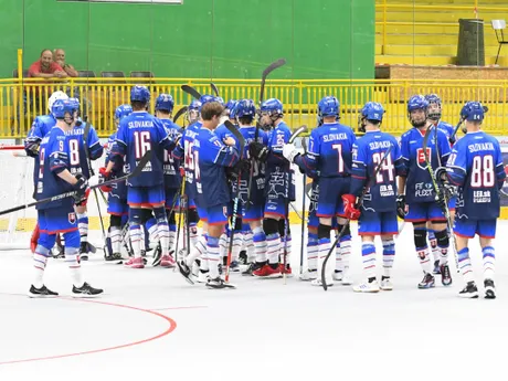 Slovenskí hokejbalisti do 16 rokov sa tešia z výhry na MS juniorov v hokejbale 2024.