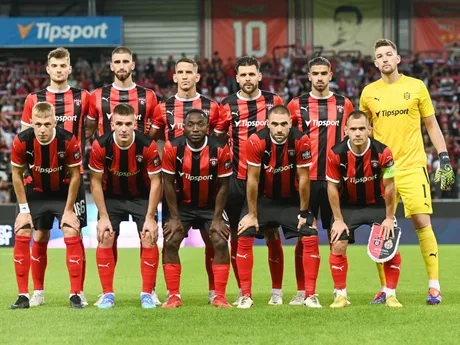 Na snímke základná jedenástka Trnavy pózuje pred prvým zápasom 3. predkola Európskej konferenčnej ligy medzi FC Spartak Trnava - Wisla Krakov.