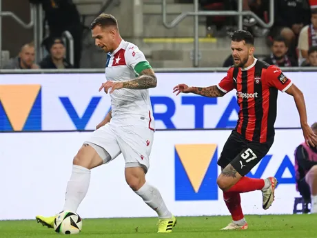 Na snímke vpravo hráč Trnavy Michal Ďuriš a vľavo kapitán Wisly Alan Uryga počas prvého zápasu 3. predkola Európskej konferenčnej ligy medzi FC Spartak Trnava - Wisla Krakov.