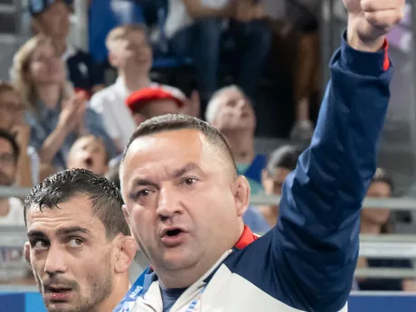 Na snímke slovenský reprezentant v zápasení Tajmuraz Salkazanov (vľavo) a slovenský reprezentačný tréner Erik Cap (vpravo) reagujú po prehre v repasáži na OH 2024 v Paríži.