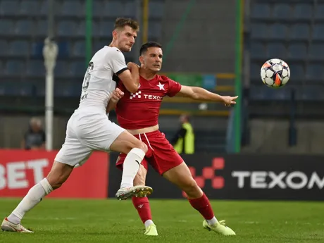 Sebastián Kóša a Angél Rodado počas odvetného zápasu 3. predkola Európskej konferenčnej ligy (EKL) medzi Wisla Krakov - FC Spartak Trnava.