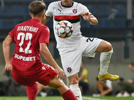 Hráč Trnavy Martin Mikovič a hráč Krakova Piotr Starzynski počas odvetného zápasu 3. predkola Európskej konferenčnej ligy (EKL).