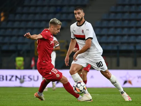 Hráč Trnavy Adrian Zelkovič a hráč Krakova Olivier Sukiennicki počas odvetného zápasu 3. predkola Európskej konferenčnej ligy (EKL).