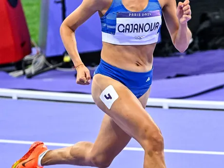 Gabriela Gajanová počas semifinálového behu na 800 metrov na OH v Paríži 2024.