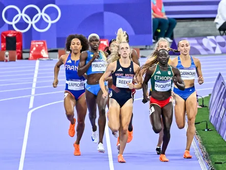 Gabriela Gajanová (vpravo) počas semifinálového behu na 800 metrov na OH v Paríži 2024.