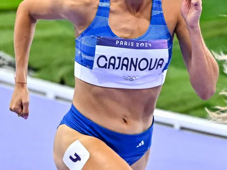 Gabriela Gajanová počas semifinálového behu na 800 metrov na OH v Paríži 2024.
