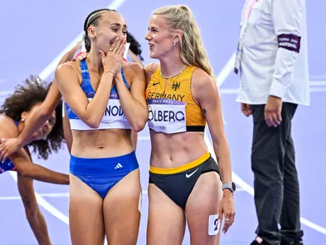 Gabriela Gajanová  a Nemka Majtie Kolbergová po semifinálovom behu na 800 metrov na OH v Paríži 2024.