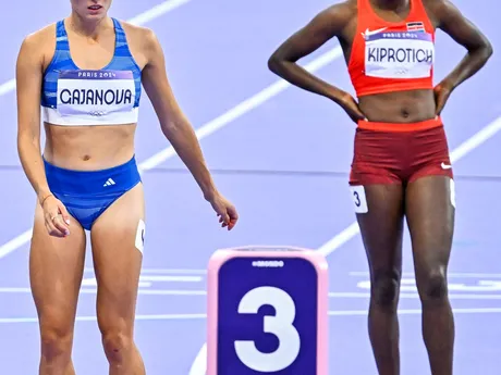 Zľava slovenská atlétka Gabriela Gajanová a Vivian Chebetová Kiprotichová z Kene pred semifinále behu na 800 metrov na OH v Paríži 2024.