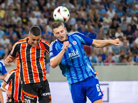 Georgi Kostadinov (vľavo) a Kevin Wimmer v zápase ŠK Slovan Bratislava - APOEL Nikózia v 1. zápase 3. predkola Ligy majstrov.