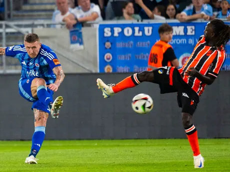 Juraj Kucka (vľavo) a Dieumerci Ndongala v zápase ŠK Slovan Bratislava - APOEL Nikózia v 1. dueli 3. predkola Ligy majstrov.