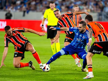 Zľava Lasha Dvali, Tigran Barseghjan a Xavi Quintilla v zápase ŠK Slovan Bratislava - APOEL Nikózia v 1. dueli 3. predkola Ligy majstrov.