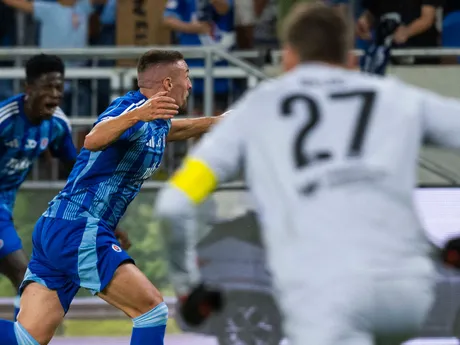 Róbert Mak a Sharani Zuberu sa tešia po strelenom góle v zápase ŠK Slovan Bratislava - APOEL Nikózia v 1. dueli 3. predkola Ligy majstrov.