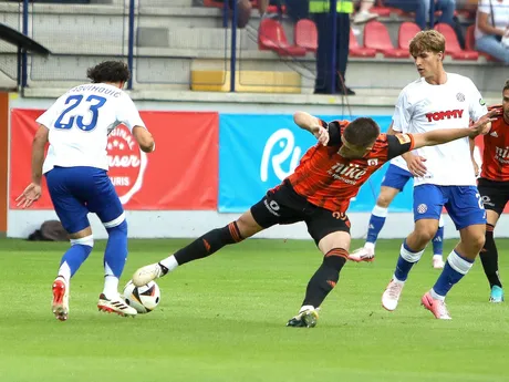 Na snímke zľava Filip Krovinovič (Split) a Šimon Gabriel (Ružomberok) počas zápasu 3. predkola Európskej konferenčnej ligy (EKL) MFK Ružomberok - Hajduk Split.