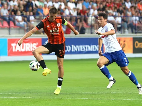 Na snímke zľava Martin Chrien (Ružomberok) a Domonik Prpič (Split) počas zápasu 3. predkola Európskej konferenčnej ligy MFK Ružomberok – Hajduk Split.