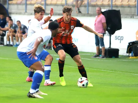 Na snímke vpravo Alexander Mojžiš (Ružomberok) počas zápasu 3. predkola Európskej konferenčnej ligy MFK Ružomberok – Hajduk Split.