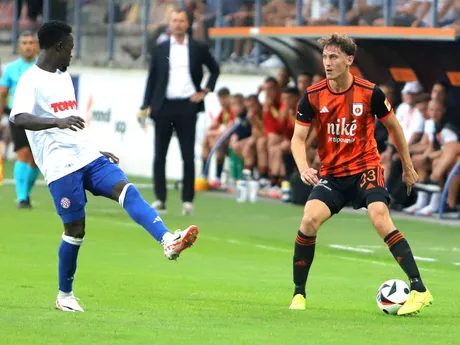 Na snímke vpravo Matej Madleňák (Ružomberok) počas zápasu 3. predkola Európskej konferenčnej ligy (EKL) MFK Ružomberok - Hajduk Split.