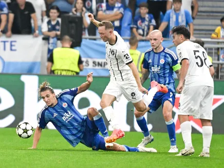 Zľava Július Szöke, Joel Andersson, Vladimír Weiss ml. a Aral Simsir v zápase ŠK Slovan Bratislava - FC Midtjylland v odvete play-off Ligy majstrov.