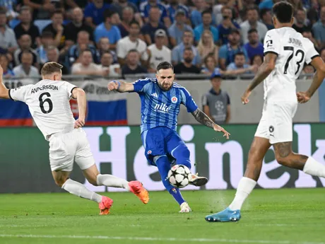 Tigran Barseghjan (v strede), Juninho a Joel Andersson v zápase ŠK Slovan Bratislava - FC Midtjylland v odvete play-off Ligy majstrov.