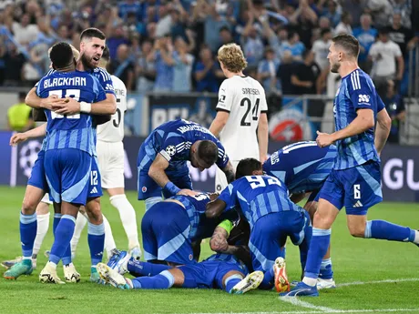 Tigran Barseghjan sa so spoluhráčmi teší po strelenom góle v zápase ŠK Slovan Bratislava - FC Midtjylland v odvete play-off Ligy majstrov.