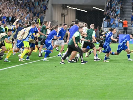 Obrovská radosť striedačky po zápase ŠK Slovan Bratislava - FC Midtjylland v odvete play-off Ligy majstrov.