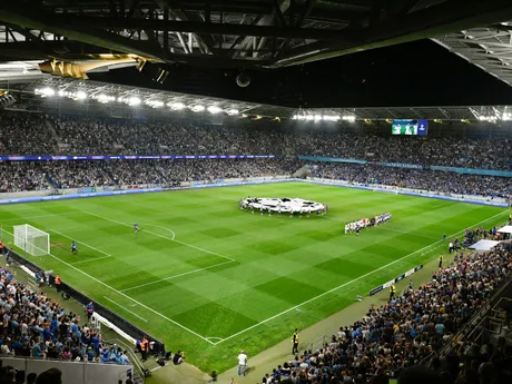 Nástup tímov v zápase ŠK Slovan Bratislava - FC Midtjylland v odvete play-off Ligy majstrov.