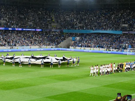 Nástup tímov v zápase ŠK Slovan Bratislava - FC Midtjylland v odvete play-off Ligy majstrov.