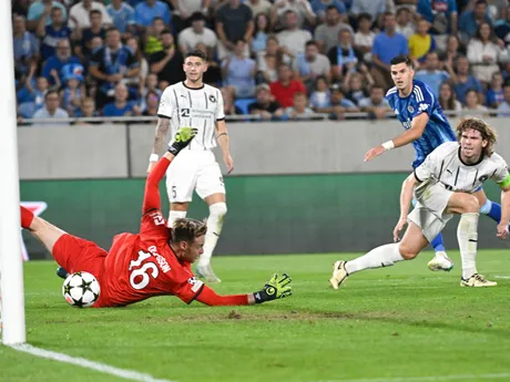 Marko Tolič strieľa gól v zápase ŠK Slovan Bratislava - FC Midtjylland v odvete play-off Ligy majstrov.