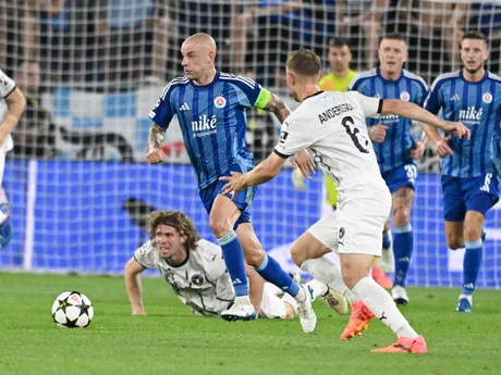 Vladimír Weiss ml., Joel Andersson a Mads Bech v zápase ŠK Slovan Bratislava - FC Midtjylland v odvete play-off Ligy majstrov.