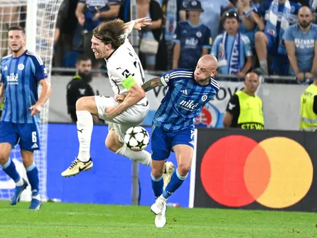 Vladimír Weiss mladší (vpravo) a Mads Bech v zápase ŠK Slovan Bratislava - FC Midtjylland v odvete play-off Ligy majstrov.