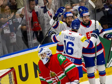 Gólová radosť slovenských hokejistov v zápase Slovensko - Maďarsko v skupine D v kvalifikácii na ZOH 2026.