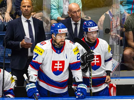 Asistent trénera Ján Pardavý, tréner Craig Ramsay, Marek Hrivík a Matúš Sukeľ na striedačke počas zápasu Slovensko - Maďarsko v skupine D v kvalifikácii na ZOH 2026.